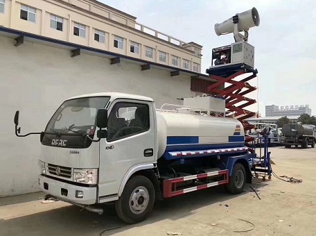 多功能灑水車型號_5方東風多利卡旋轉吊臂升降桿抑塵車4