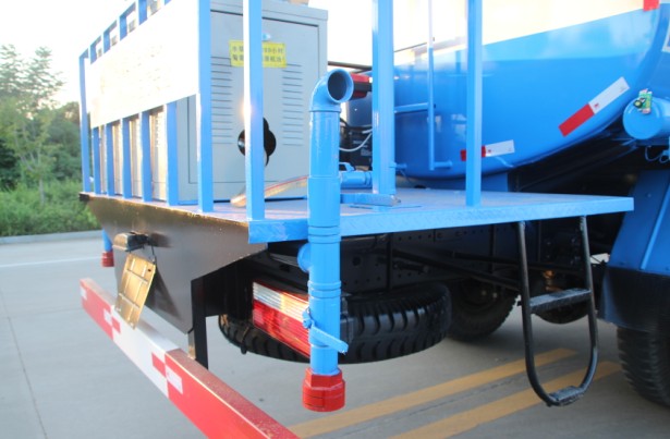 東風(fēng)145灑水車帶霧炮圖片 東風(fēng)145灑水車帶霧炮圖片