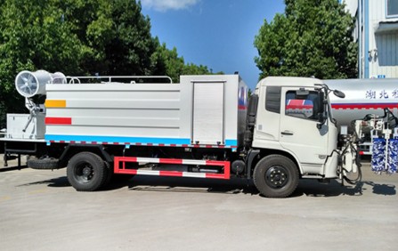 多功能灑水車(chē)-東風(fēng)天錦護(hù)欄清洗灑水車(chē)3