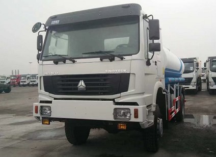 出口版4X4全驅動豪沃13方灑水車多方位圖片 出口版4X4全驅動豪沃13方灑水車多方位圖片