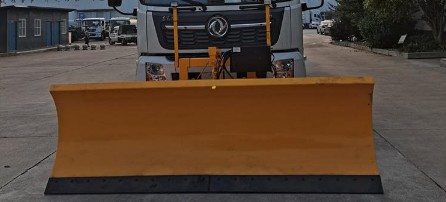 灑水車前面加裝雪鏟 灑水車前面加裝雪鏟