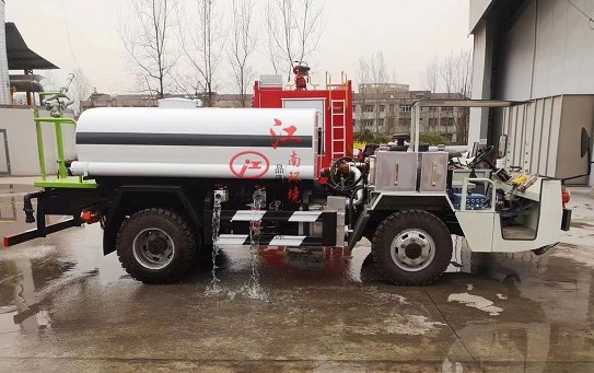 湖北江南防爆無(wú)軌膠輪灑水車 湖北江南防爆無(wú)軌膠輪灑水車
