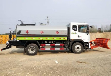 灑水車加裝除雪推鏟 灑水車加裝除雪推鏟