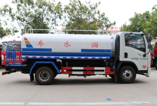 大運8方黃牌灑水車 大運8方黃牌灑水車